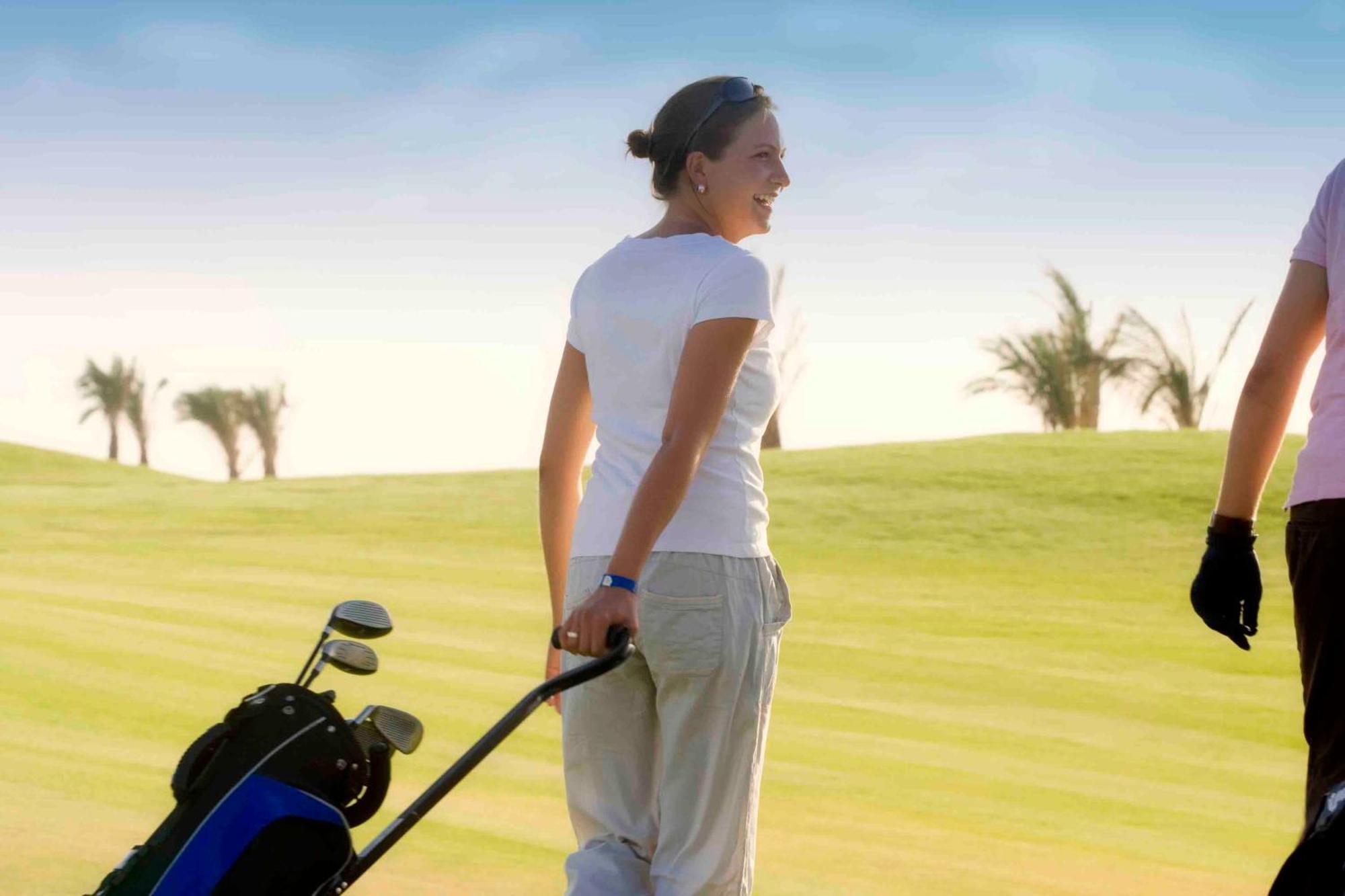 Отель Jaz Aquaviva Хургада Экстерьер фото Golfers on the course